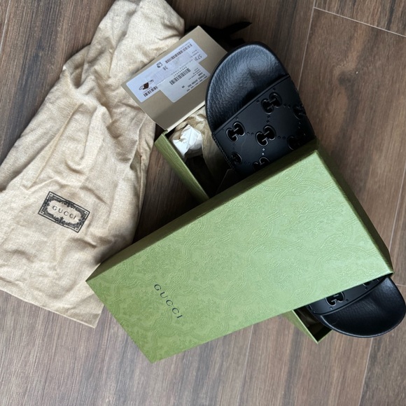 NIB Gucci rubber slides
100% authentic - Picture 5 of 7